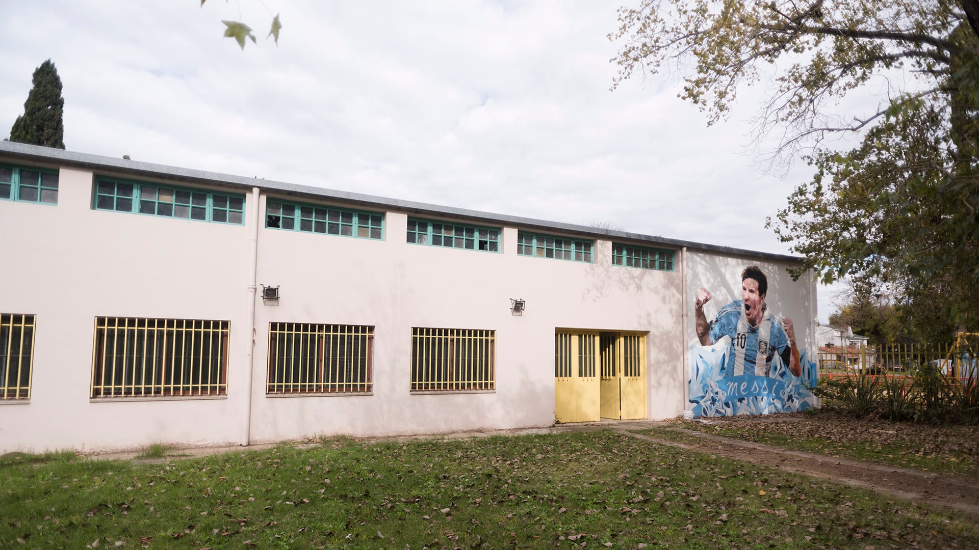 Escuela N° 66 General Las Heras, el lugar donde un pequeño Lionel contaba los minutos para salir a jugar con la pelota bajo la mirada de sus maestras. (Adrián Escandar)