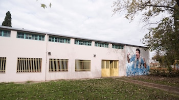 Escuela N° 66 General Las Heras, el lugar donde un pequeño Lionel contaba los minutos para salir a jugar con la pelota bajo la mirada de sus maestras. (Adrián Escandar)
