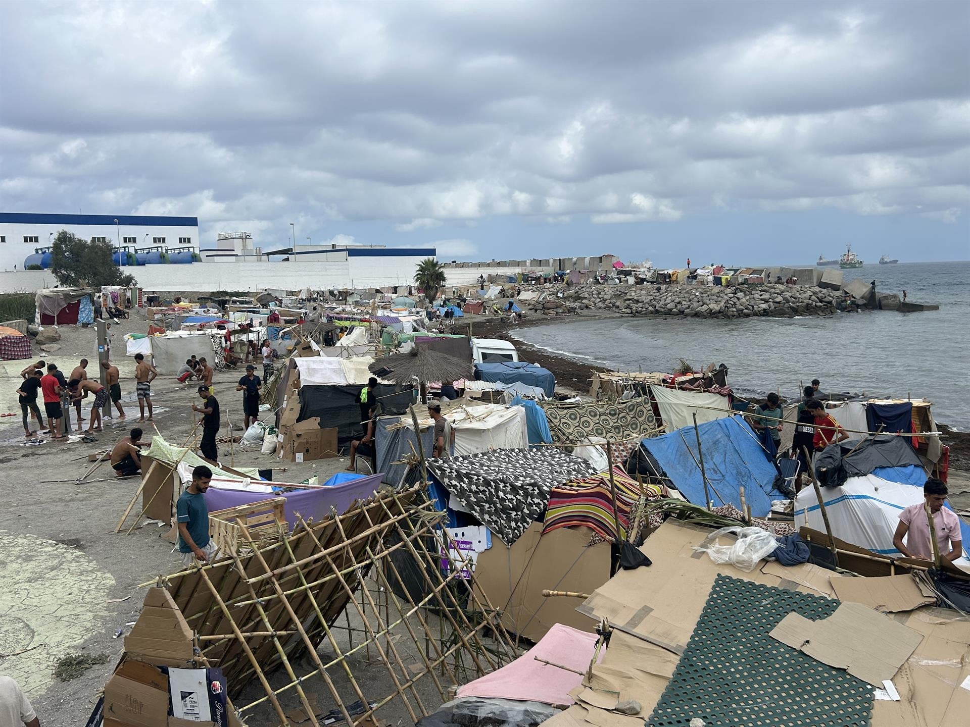 Más de 100 chabolas ocupan la playa de Benítez de Ceuta junto al Trampolín. (Europa Press)