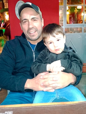 Ariel Baldi y su hijo