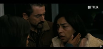 Tres personas, una mujer con rostro lastimado y la mano de otra persona en su mejilla, un hombre con barba, y el logo de Netflix