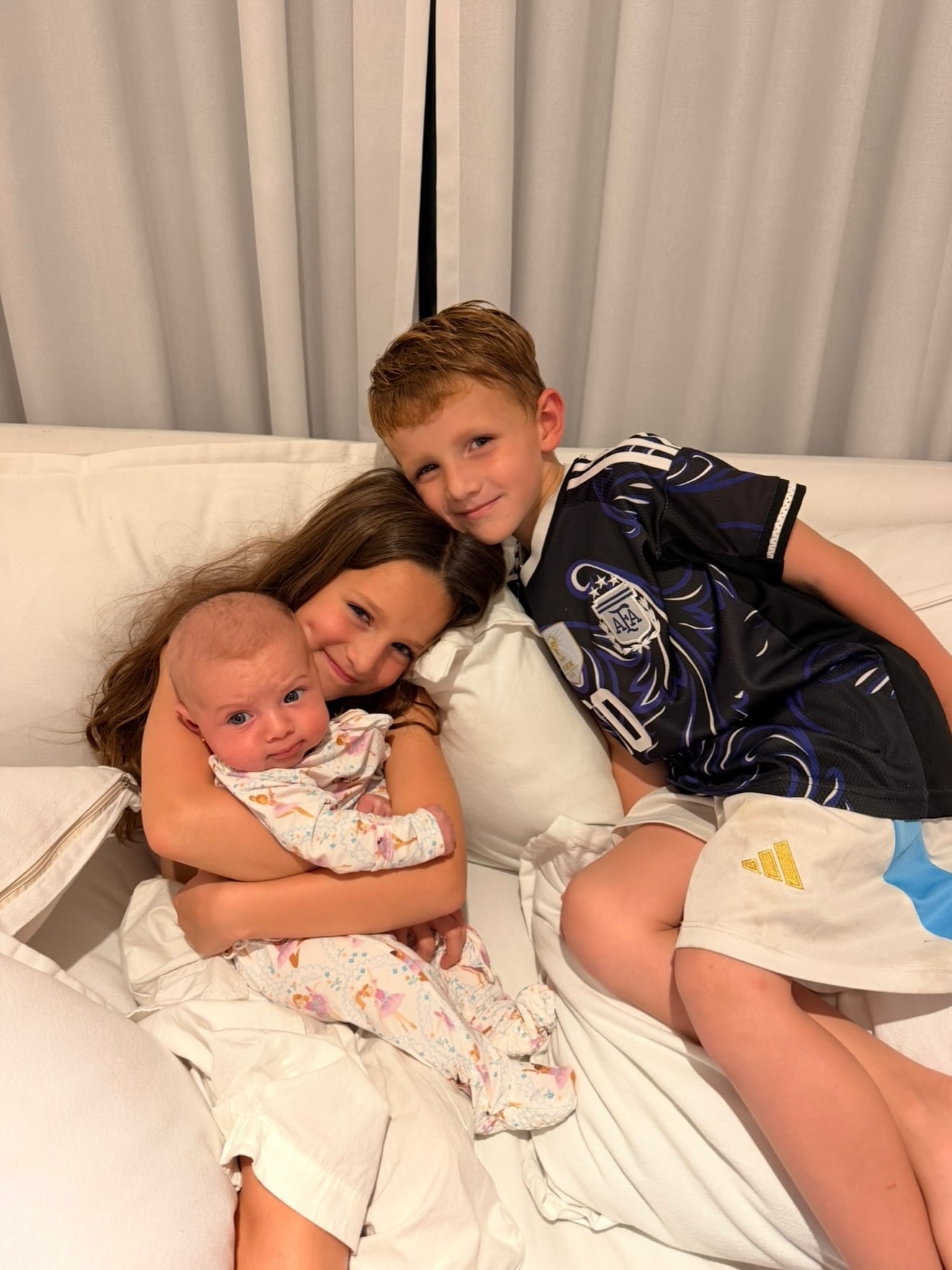 Los hijos de Cami Homs, Francesca y Bautista, posan junto a su hermana menor, Aitana