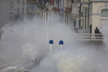 Las olas chocan contra la