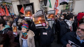 Manifestantes se concentran ante la