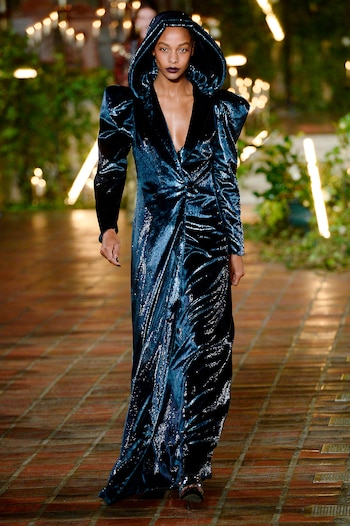 El chiffón siempre presente en la pasarela. En color petróleo, la propuesta de Rodarte para esta temporada fue un vestido con capucha, hombreras, mangas abullonadas y un gran escote V