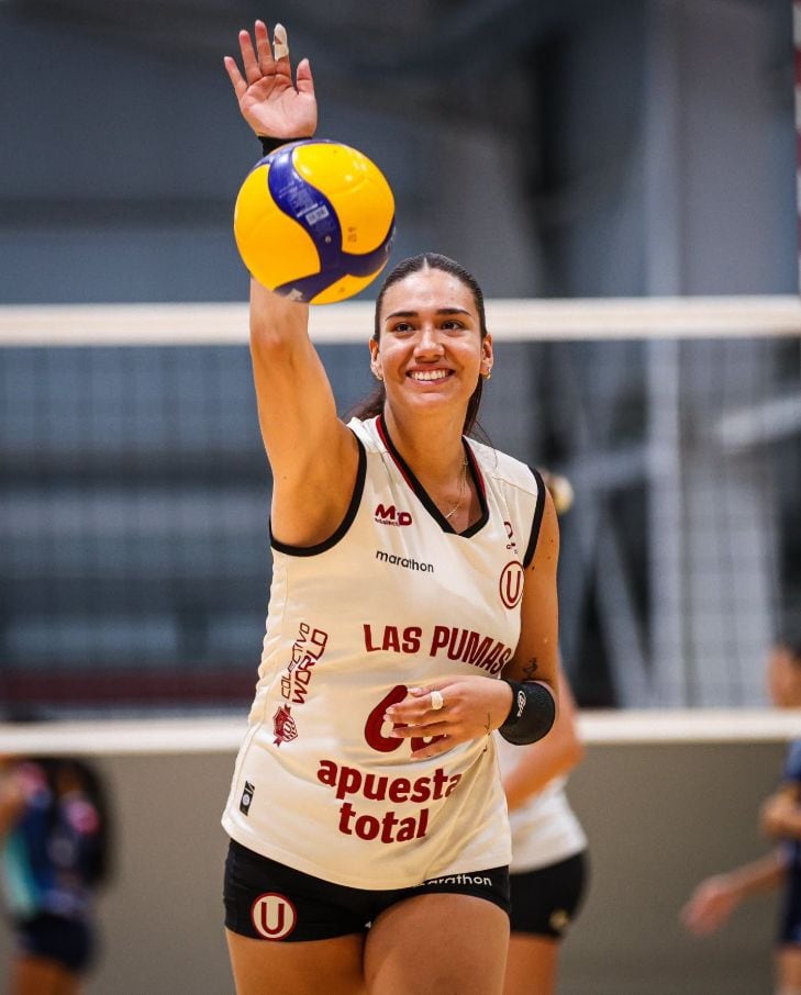 Aixa Vigil cumplió el sueño de representar oficialmente a Universitario, el club del que es hincha desde niña. La atacante destacó la emoción de su estreno con la camiseta crema, una experiencia que aseguró guardará siempre (Universitario Vóley)