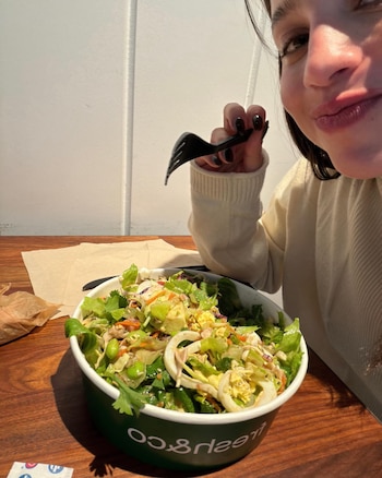 Mernes, de buen humor, posó