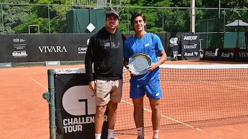 Carlos Berlocq junto a su