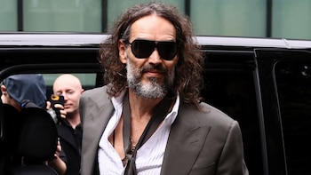 Russell Brand actuaba como un depredador sexual “calculador y manipulador”, según la fiscalía británica