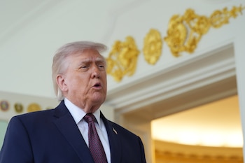El presidente de Estados Unidos, Donald Trump, habla ante la Oficina Oval de la Casa Blanca el lunes 13 de abril de 2026 en Washington. (AP Foto/Alex Brandon)