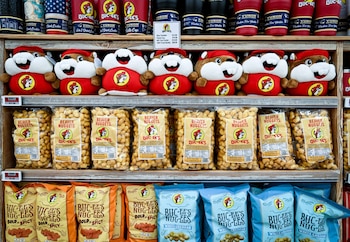Buc-ee’s se consolida como fenómeno cultural, reconocido por sus baños limpios, oferta gastronómica regional y su emblemático logotipo del castor (The Assembly NC)