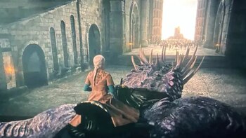 Helena aparece montando a su dragón Fuego Onírico, mientras es atacada. (Captura de video)