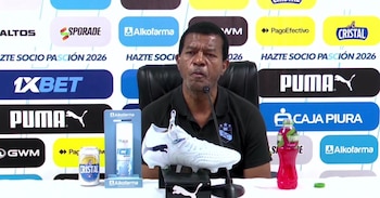 Julio César Uribe, al borde de las lágrimas, al hablar en conferencia sobre la agresión que sufrió por parte de los barristas de Sporting Cristal.