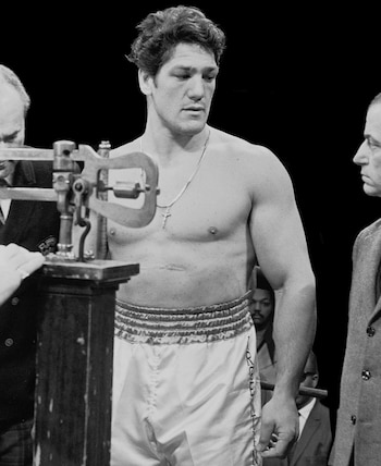 Oscar Bonavena se pesa antes