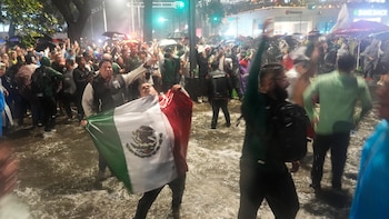 Afición celebra triunfo de la Selección Mexicana nadando, especialistas piden rediseñar la CDMX para “convivir con el agua”