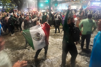 Aficionados mexicanos festejan el triunfo de su selección en el Mundial ante República Checa, el miércoles 24 de junio de 2026, en la capital (AP Foto/Marco Ugarte)