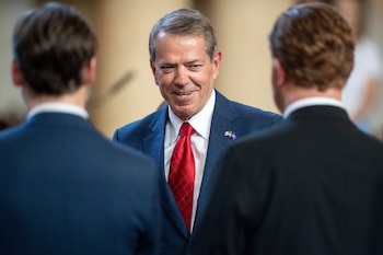 El gobernador de Nebraska Jim Pillen sostiene que las nuevas reglas impulsan la empleabilidad como vía para alcanzar mayor autosuficiencia en el estado (Justin Wan/Lincoln Journal Star vía AP).