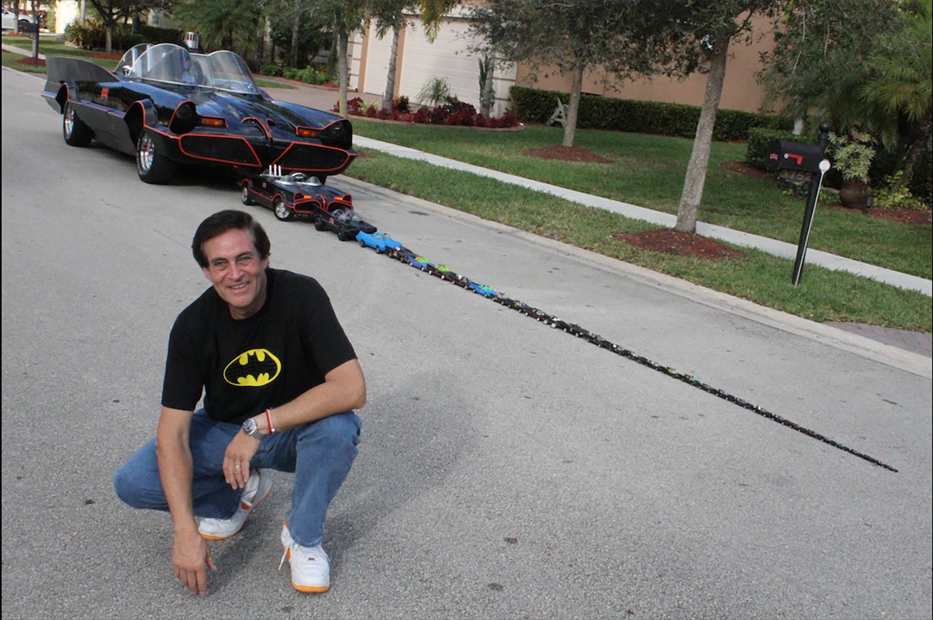 Sergio Goldvarg con el Batimóvil original de la serie de los sesenta y todas sus escalas posibles.