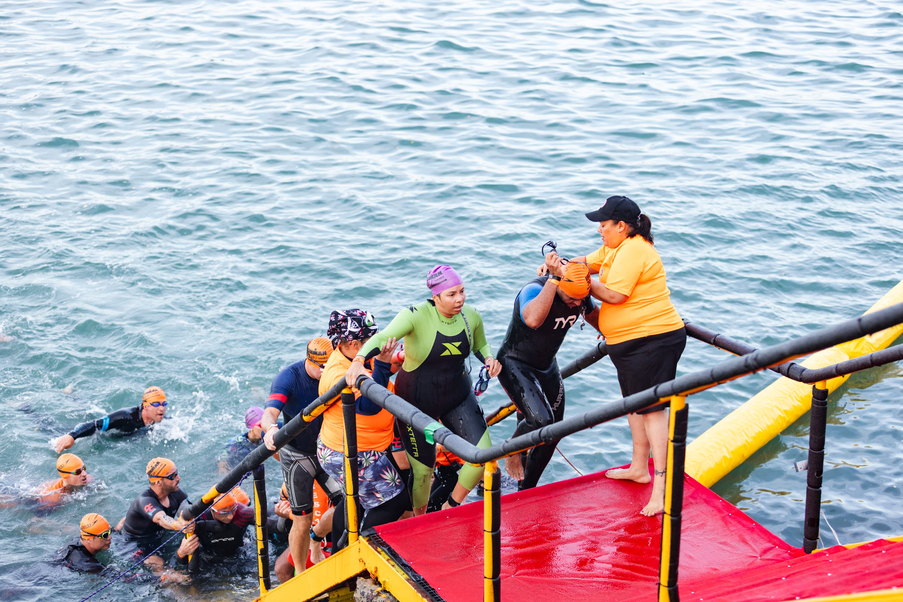 Participantes de la versión anterior salen de las aguas del Canal de Panamá. Cedida