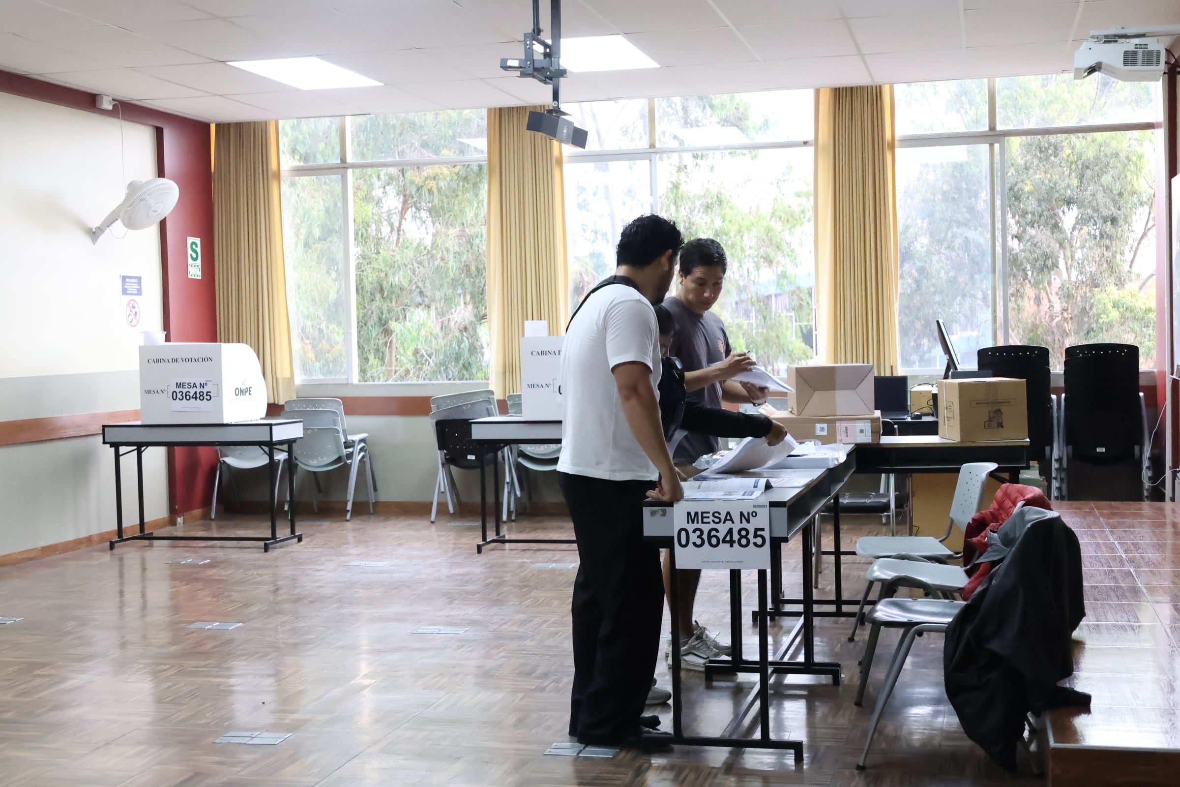 Miembros de mesa organizan materiales electorales en un centro de votación de la UNMSM, preparando las próximas Elecciones Perú 2026 en la histórica universidad. (Paula Díaz Elizalde)