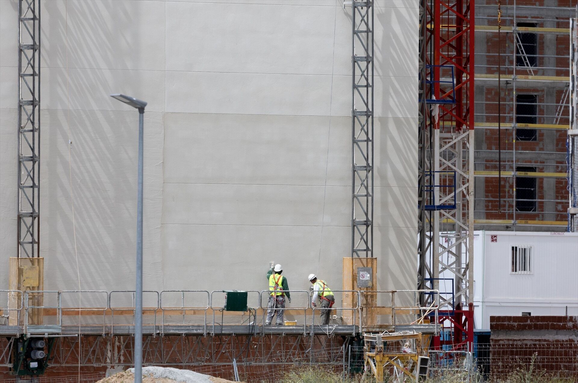 Albañiles trabajan en la construcción de un bloque de viviendas en Madrid. Eduardo Parra / Europa Press