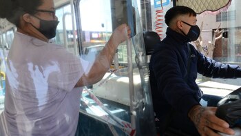 Un plástico protector y barbijos,