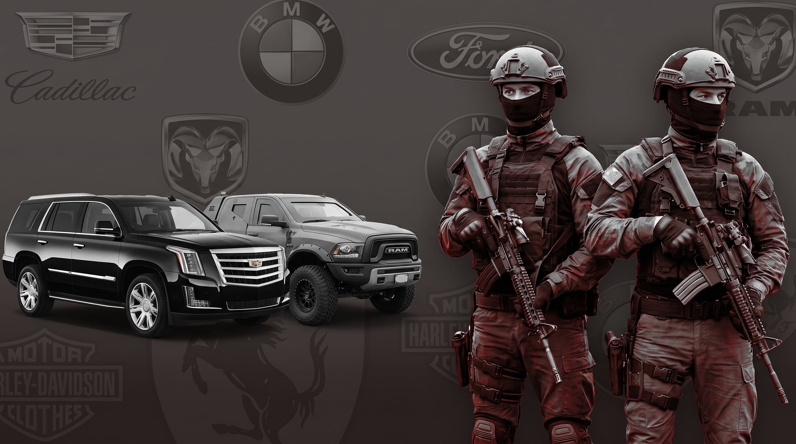 Dos personas con equipo táctico y fusiles permanecen en guardia junto a dos vehículos todoterreno sobre un fondo con insignias automotrices. (Imagen Ilustrativa Infobae)