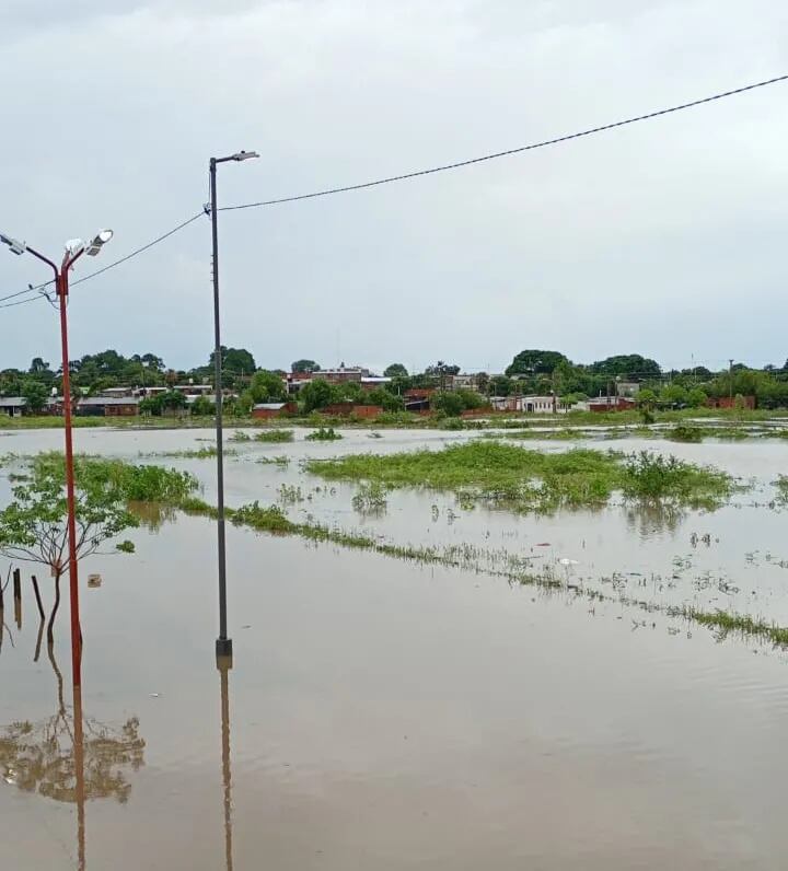 El suministro eléctrico resultó interrumpido en varios sectores debido al avance del agua en la capital y localidades cercanas (Foto: Radio Dos)