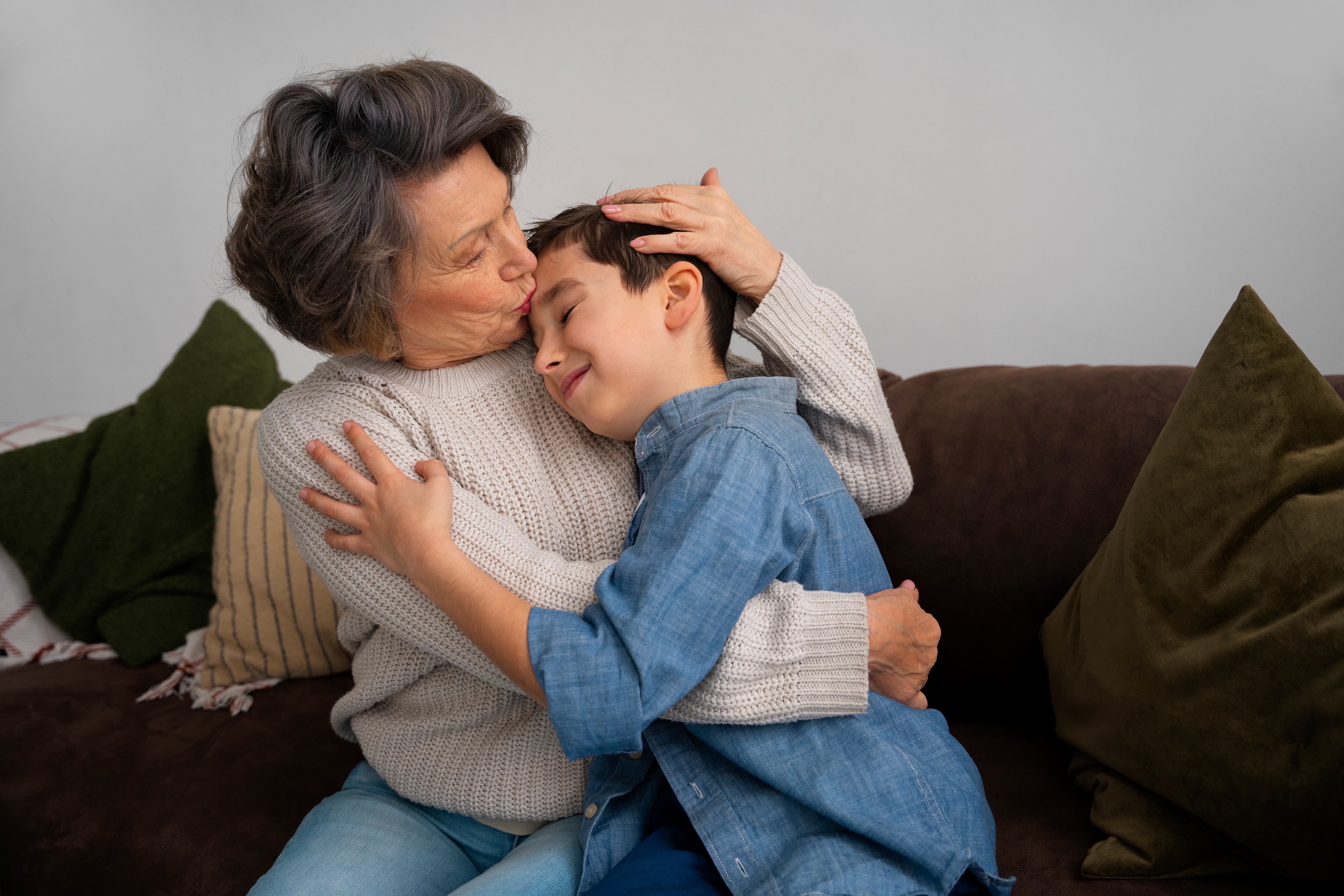 La convivencia intergeneracional combate la soledad de los mayores y fortalece lazos sociales. (Freepik)