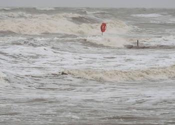 El ciclón se desplaza en las aguas del Golfo de México con vientos sostenidos de . (Jason Fochtman/Houston Chronicle vía AP) km/h