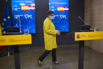 11/05/2021 La ministra de Asuntos Exteriores, Unión Europea y Cooperación, Arancha González Laya, se dirige a ofrecer una rueda de prensa en el Palacio de Viana, a 11 de mayo de 2021, en Madrid (España). La comparecencia tiene lugar tras un encuentro con su homólogo croata, Gordan Grlic Radman, después de que ambos ministros coincidieran ayer en Bruselas en la reunión de los ministros de Exteriores en la que se trató sobre la posibilidad de que la UE firme o no nuevos contratos con AstraZeneca para adquirir su vacuna contra el coronavirus.
POLITICA
Alberto Ortega - Europa Press