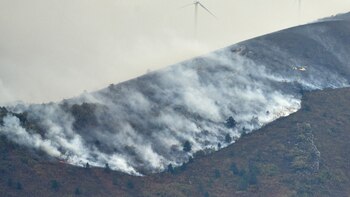 Bomberos continúan trabajando para sofocar el incendio declarado en el monte Galarreta (Álava)
