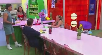 ras su regreso Mariana intenta convencer a sus compañeros para formar una alianza