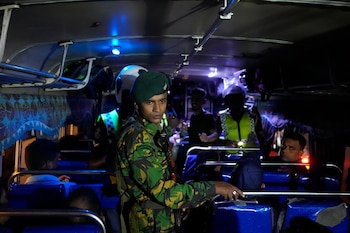 Militares e policiais realizam operação antidrogas em ônibus em Colombo, Sri Lanka. (Foto AP/Eranga Jayawardena)