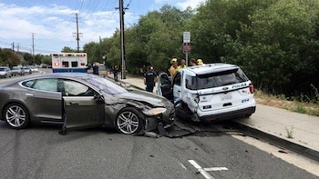 Un Tesla chocó contra una patrulla en California mientras su conductor dormía