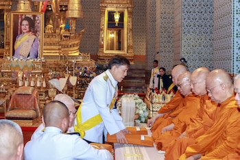 El rey Rama X de Tailandia celebra el primer cumpleaños de la reina Sirikit tras su muerte (Thai Royal Office)