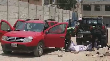 Delincuentes emboscan camioneta, disparan y