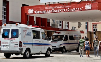 Fotografía que muestra ambulancias en el Hospital Universitario General Calixto García, en La Habana (EFE/Ernesto Mastrascusa/Archivo)