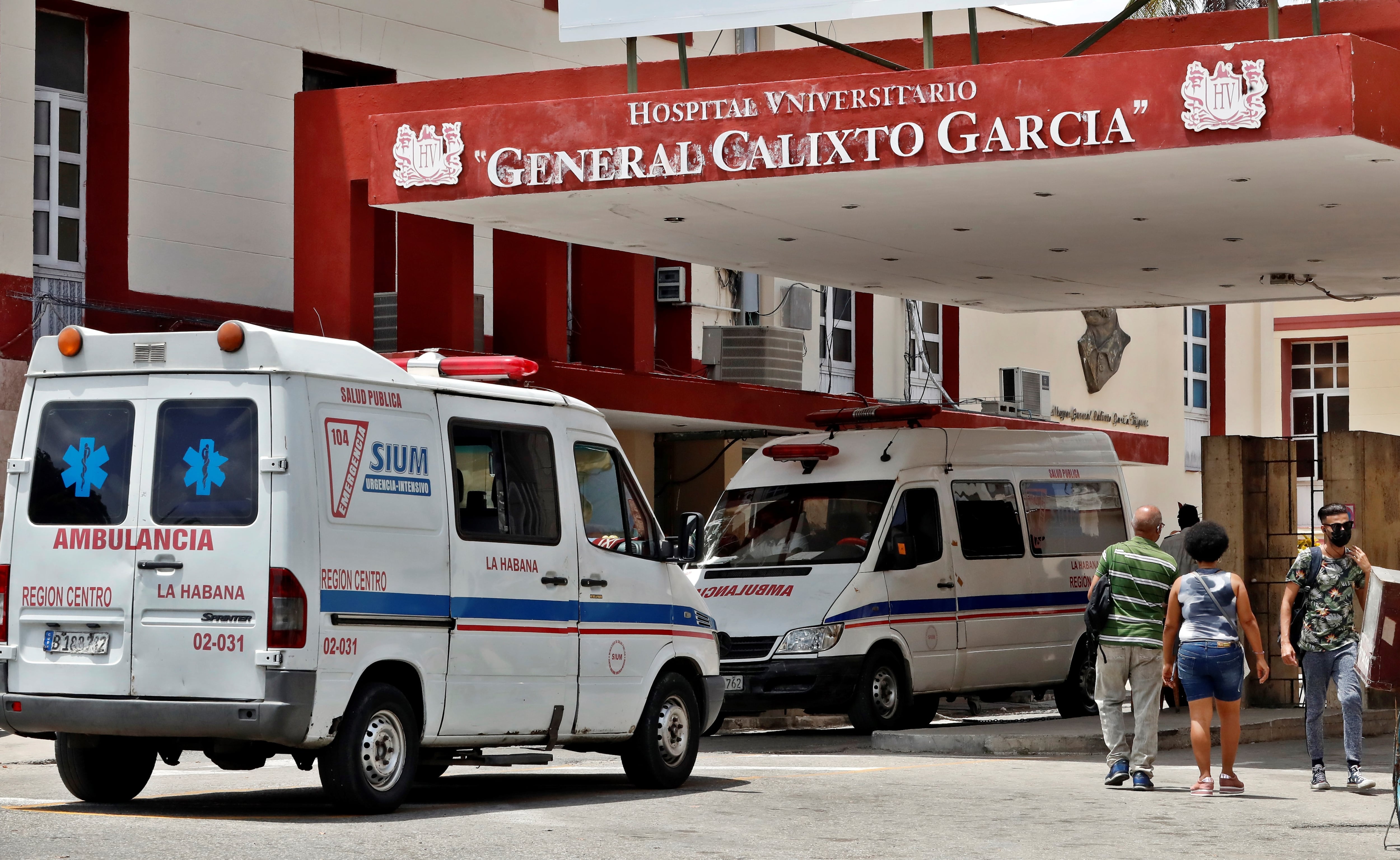 Fotografía que muestra ambulancias en el Hospital Universitario General Calixto García, en La Habana (EFE/Ernesto Mastrascusa/Archivo)