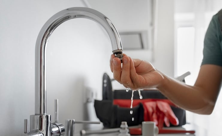 Sedapal recomendó a la población almacenar agua potable antes del inicio del corte programado - Créditos: Freepik.