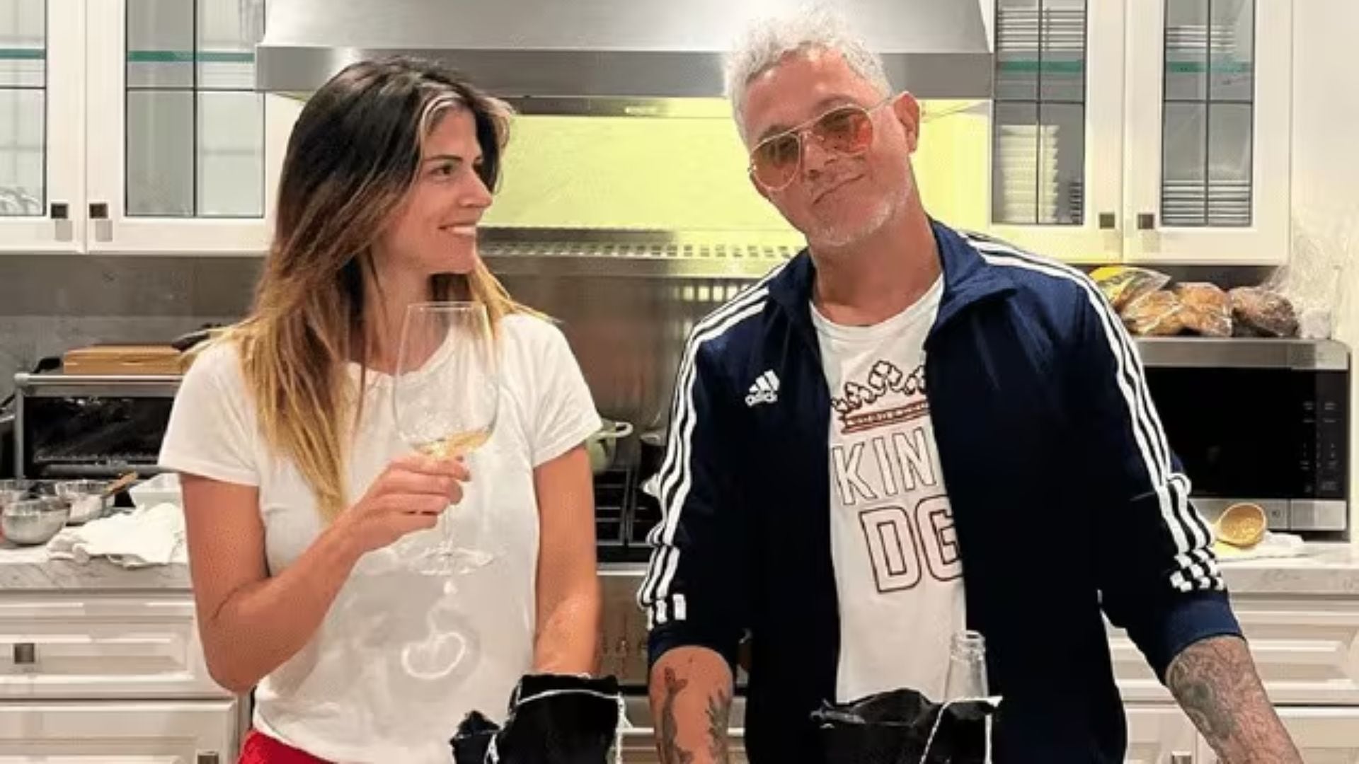 Alejandro Sanz y Stephanie Cayo comparten un momento distendido en la cocina, mientras crecen los rumores sobre su posible relación.