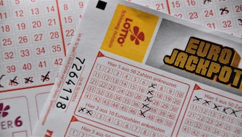 Una jubilada compra un boleto del ‘Rasca y gana’ y gana (Montaje Infobae, Pexels)