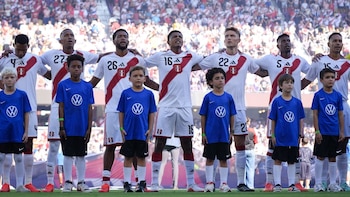 Seleccionados peruanos entonando el Himno Nacional, en Orlando. - Crédito: FPF