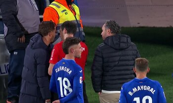 De Burgos Bengoetxea explicando la