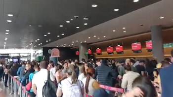 Pasajeros se agarraron a golpes en el aeropuerto El Dorado por un puesto en una fila