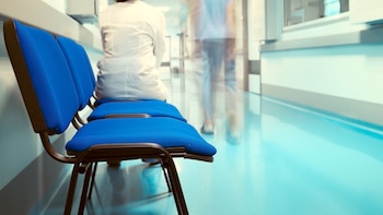 Denunció que cayó al suelo por una silla rota en la sala de espera de una clínica, pero la Justicia le rechazó la demanda