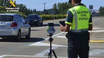 El juez archiva la causa por el atropello a la pareja tumbada semidesnuda en una vía de Molvízar (Granada)