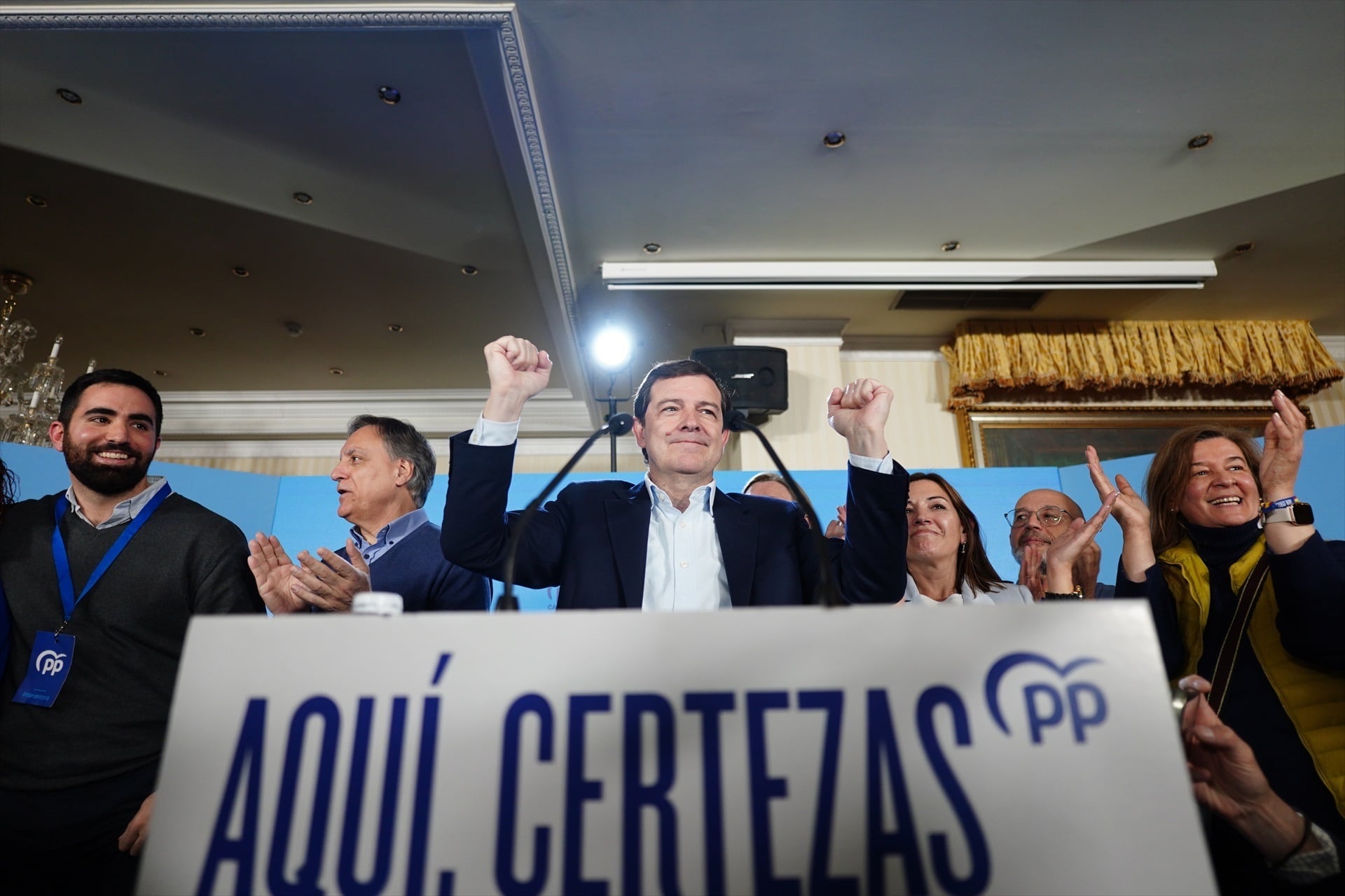 El presidente de la Junta y candidato a las elecciones de Castilla y León por el PP, Alfonso Fernández Mañueco, celebrando los resultados en los comicios. (Europa Press)