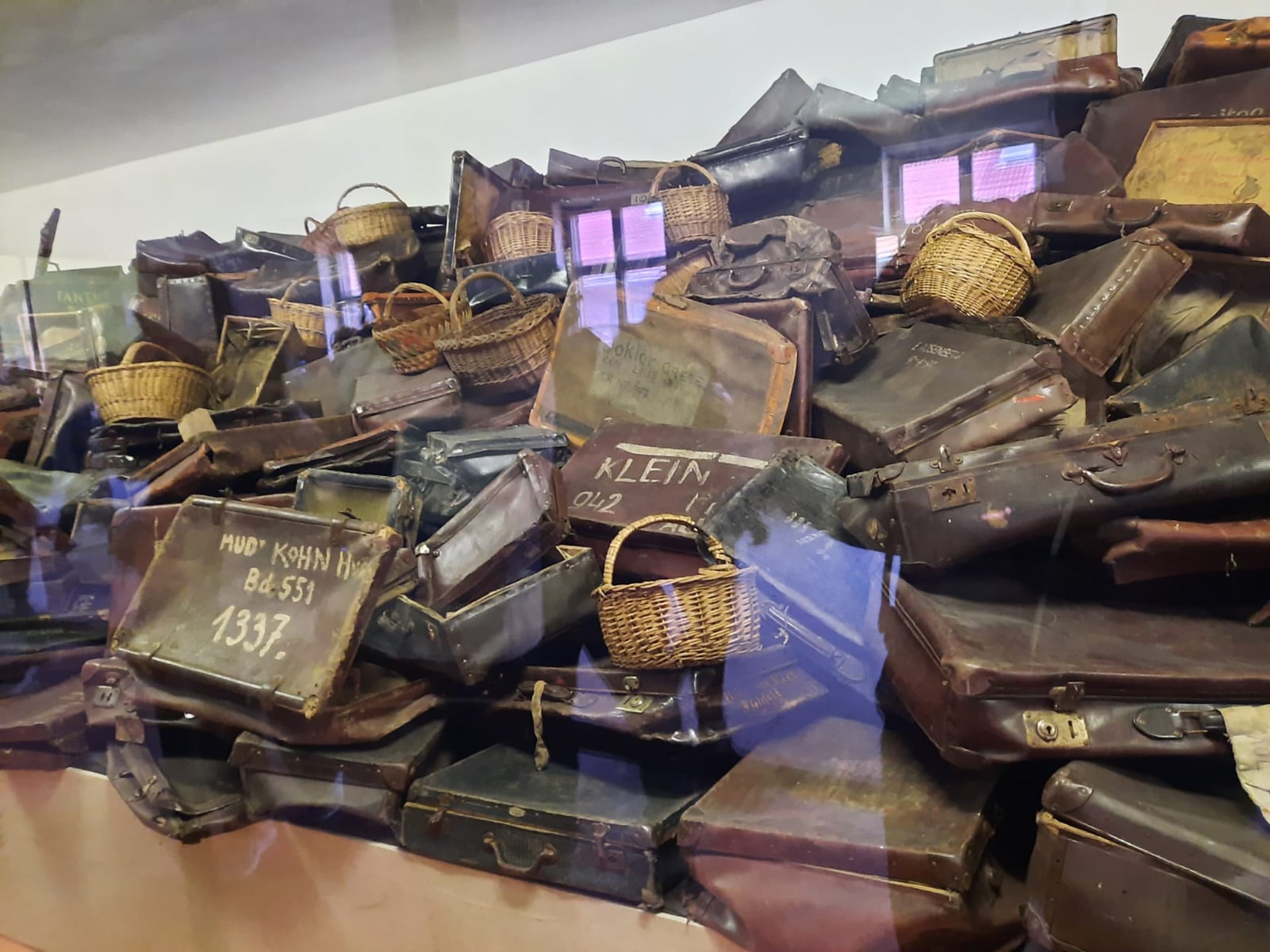 Las valijas apiladas en el museo de Auschwitz-Birkenau, con los nombres y direcciones escritos por quienes creían que iban a ser reasentados, representan la escala humana y la deshumanización de la Shoá.