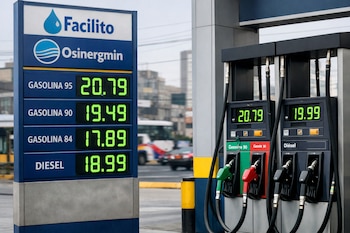Cartel de precios de combustible con logos de Facilito y Osinergmin, junto a surtidores de gasolina y diésel en un grifo de Lima con fondo urbano difuso.